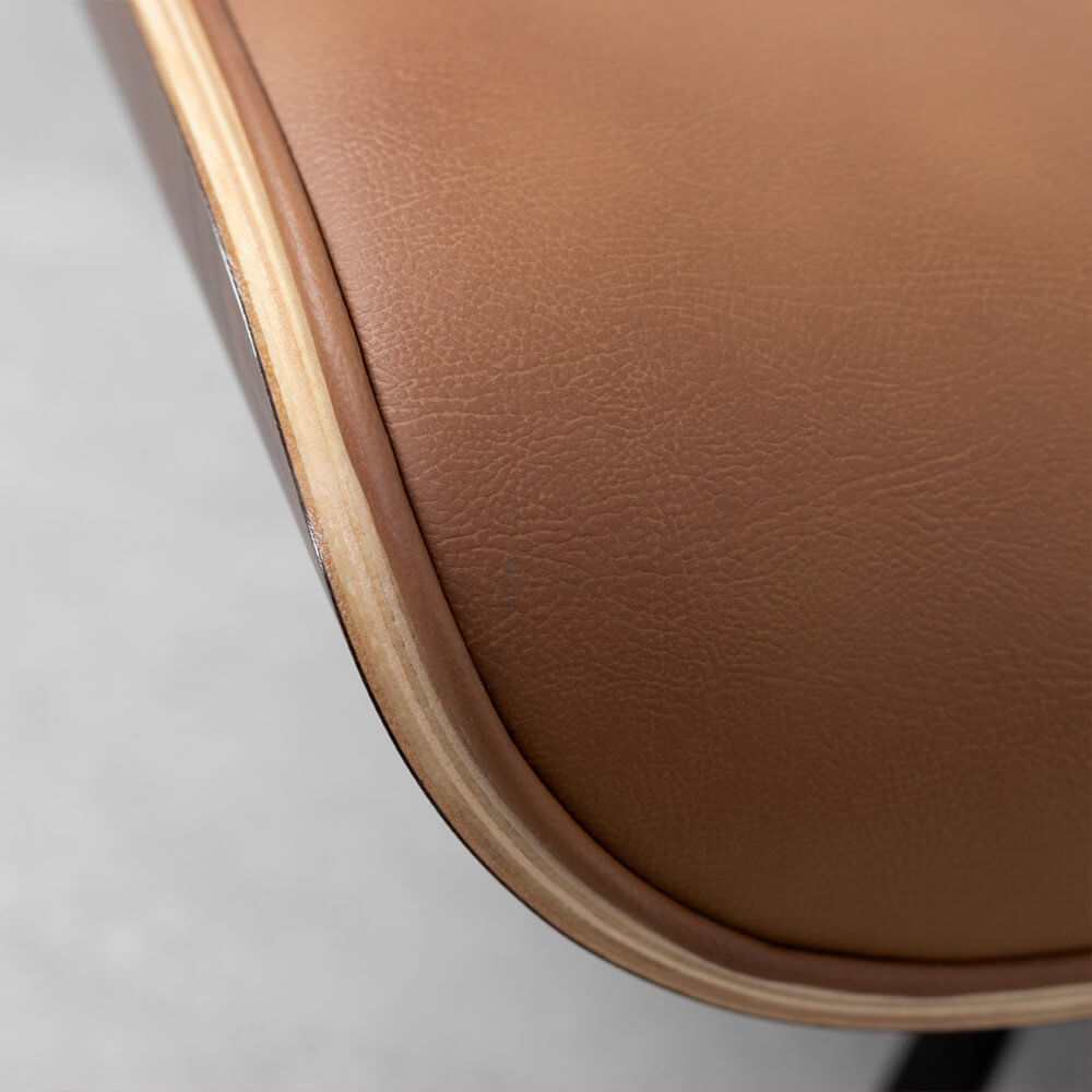 poltrona-charles-eames-com-puff-caramelo-detalhe-cadeira
